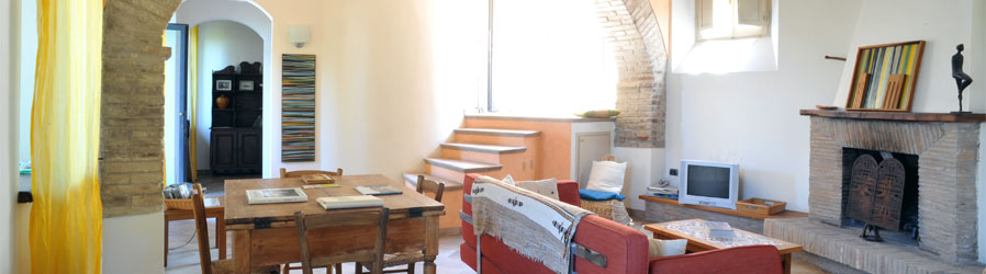 Casa del Poggio - Sitting room with fireplace
